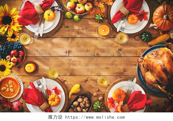 木制的桌子上摆放着各种各样美味的食物感恩节庆典传统晚宴套餐概念与复制空间